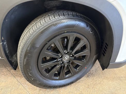 Certified 2024 Toyota Grand Highlander XLE image 12