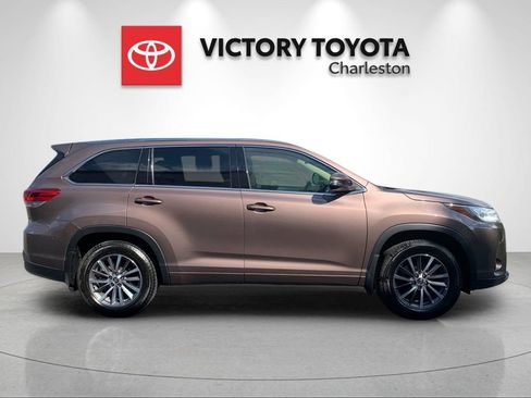 Used 2017 Toyota Highlander XLE AWD/4WD image 6