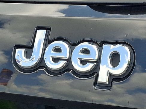 Used 2022 Jeep Grand Cherokee Limited AWD/4WD image 29