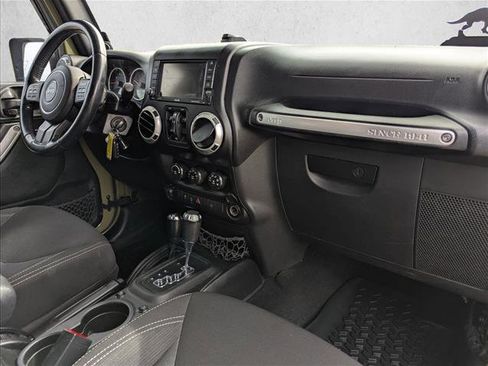 Used 2013 Jeep Wrangler Unlimited Rubicon w/ Connectivity Group AWD/4WD image 19