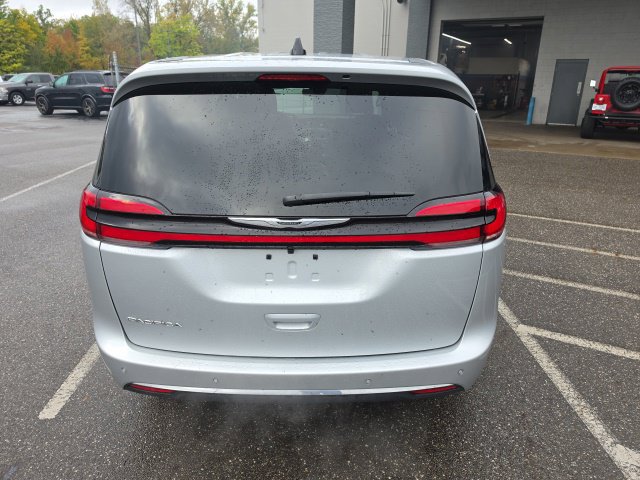 Used 2026 Chrysler Pacifica Select FWD image 4