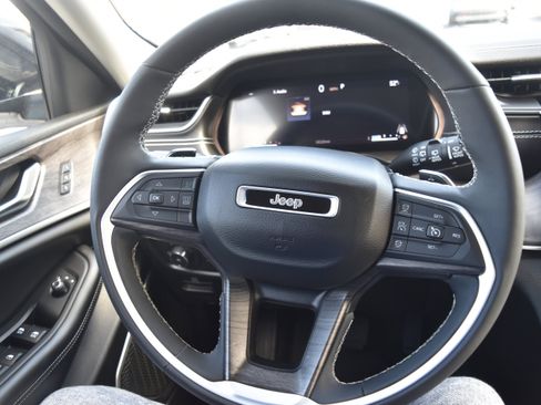 Used 2023 Jeep Grand Cherokee Limited w/ Luxury Tech Group II image 18