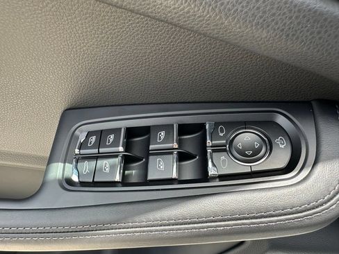 Used 2026 Porsche Macan AWD/4WD image 18