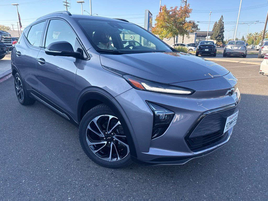 Used 2022 Chevrolet Bolt EUV Premier w/ Sun & Sound Package FWD image 1