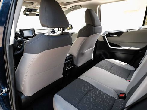 Used 2020 Toyota RAV4 XLE w/ Convenience Package FWD image 34