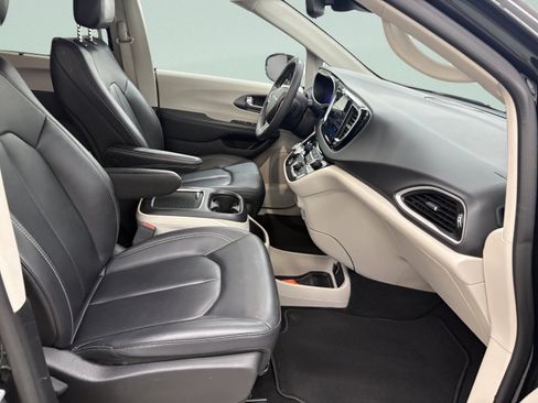 Used 2024 Chrysler Pacifica Touring-L FWD image 23