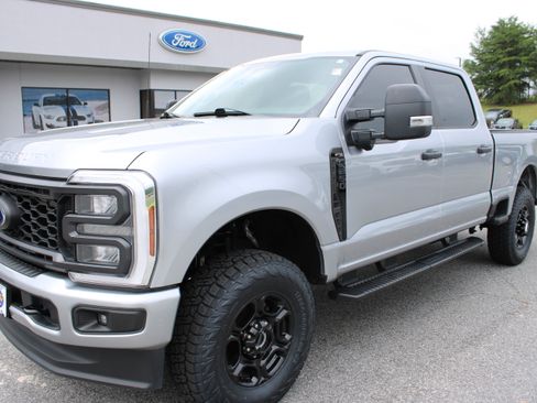 Used 2024 Ford F250 XL w/ STX Appearance Package AWD/4WD image 2