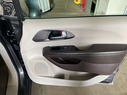 Used 2017 Chrysler Pacifica Touring-L image 23