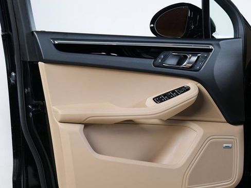 Certified 2025 Porsche Macan image 28