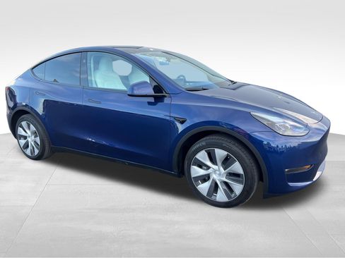 Used 2023 Tesla Model Y 2WD image 3