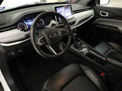 Used 2023 Jeep Compass Latitude image 11