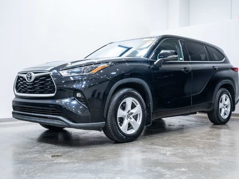 Certified 2022 Toyota Highlander LE image 3