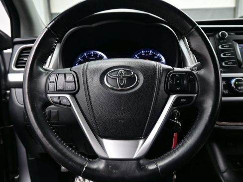 Used 2014 Toyota Highlander Plus FWD image 22