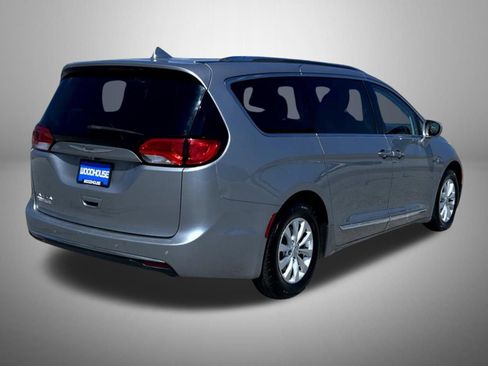 Used 2018 Chrysler Pacifica Touring-L Plus FWD image 6