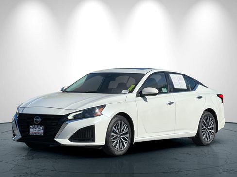 Used 2023 Nissan Altima 2.5 SV w/ SV Premium Package image 8