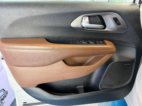 Used 2017 Chrysler Pacifica Limited FWD image 10