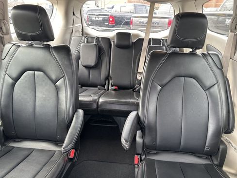 Used 2024 Chrysler Pacifica Touring-L image 12