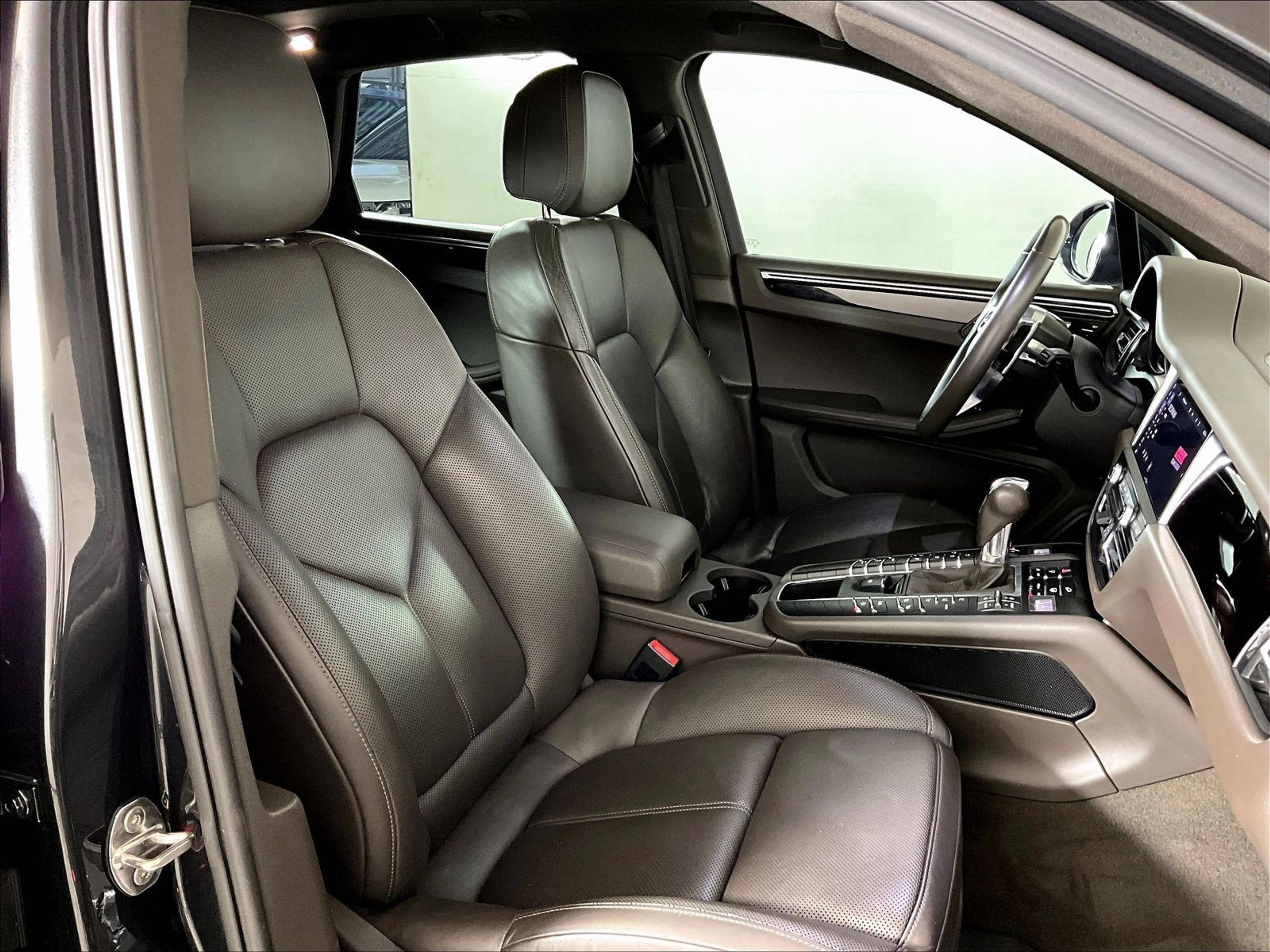 Certified 2020 Porsche Macan AWD/4WD image 18