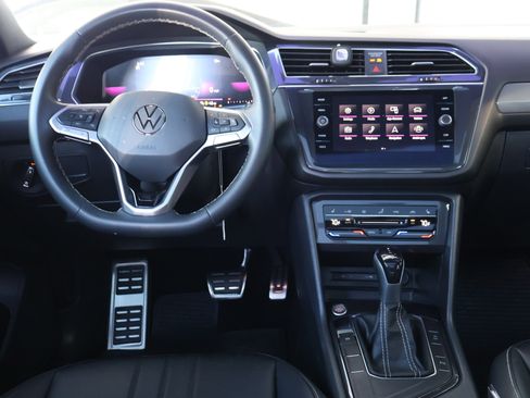 Used 2023 Volkswagen Tiguan SE R-Line image 21