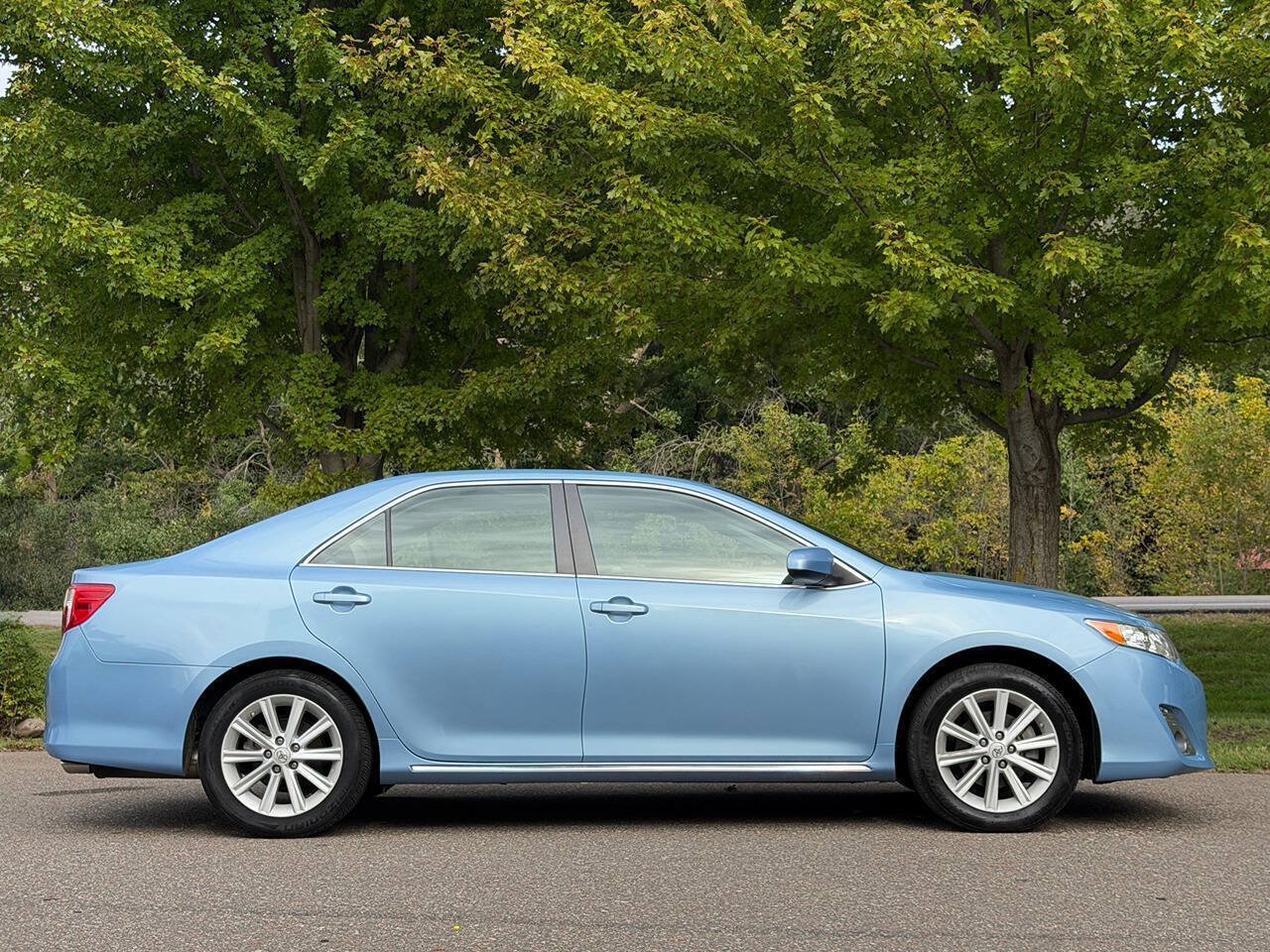 Used 2012 Toyota Camry XLE w/ Leather Pkg FWD image 2