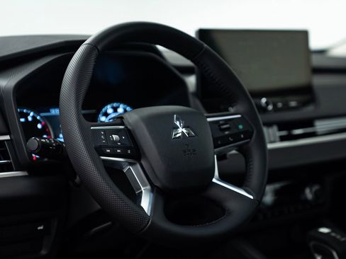 Used 2025 Mitsubishi Outlander Trail Edition image 10