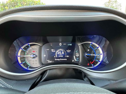 Used 2023 Chrysler Pacifica Touring-L image 33