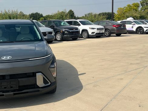 Used 2025 Hyundai Kona SEL FWD image 9