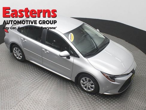 Used 2022 Toyota Corolla LE FWD image 3
