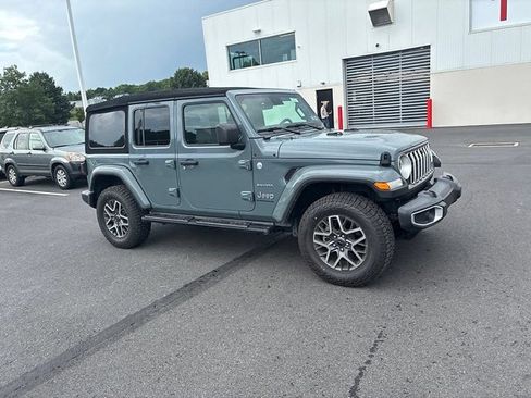 Used 2024 Jeep Wrangler Unlimited Sahara w/ Technology Group AWD/4WD image 3