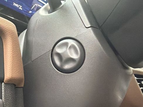 Used 2025 Chevrolet Suburban High Country image 27