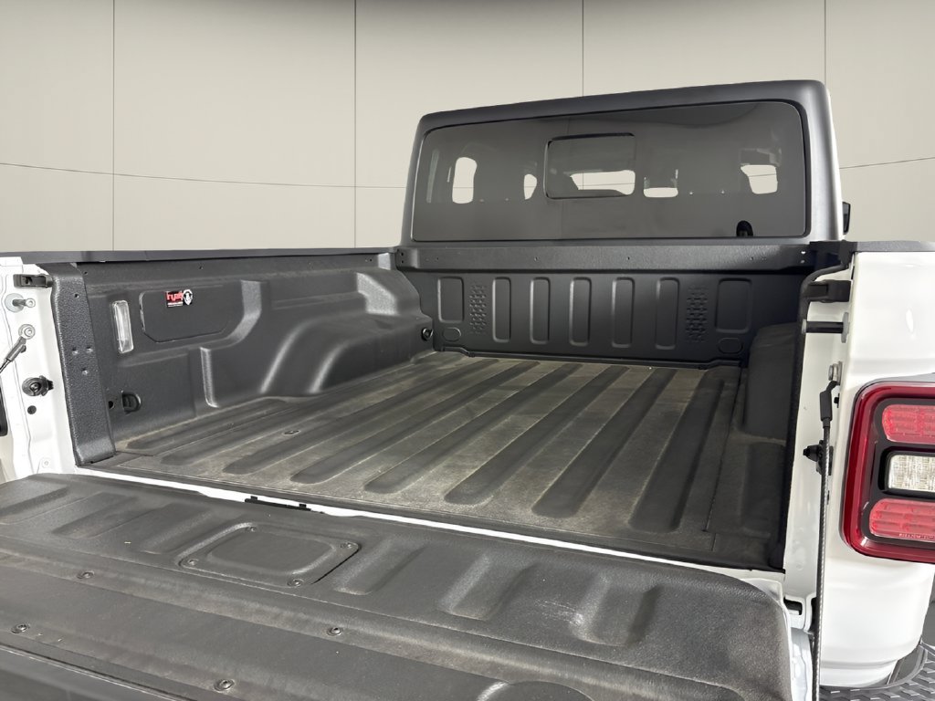 Used 2025 Jeep Gladiator Mojave w/ Safety Group AWD/4WD image 16