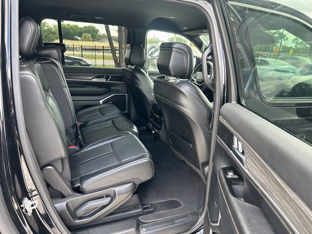 Used 2024 Jeep Wagoneer L Series II w/ Flexible Seating Group AWD/4WD image 9