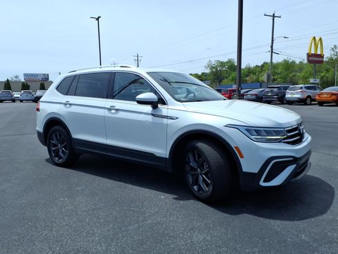 Used 2023 Volkswagen Tiguan SE AWD/4WD image 4