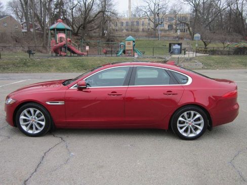 Used 2018 Jaguar XF Premium image 2