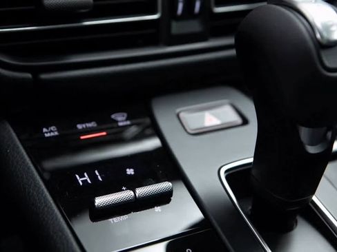 Certified 2025 Porsche Macan Turbo image 22