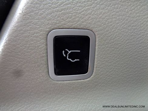 Used 2018 Chrysler Pacifica Touring-L FWD image 22