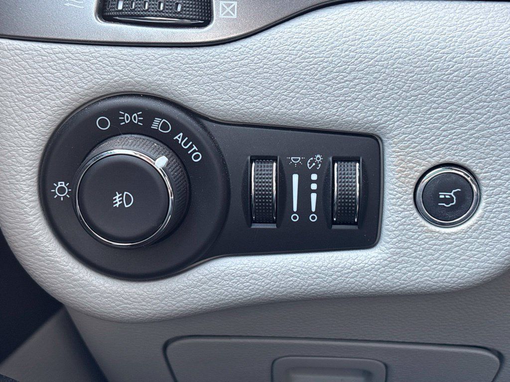 Used 2021 Jeep Cherokee Latitude Lux w/ Sun & Sound Group AWD/4WD image 31