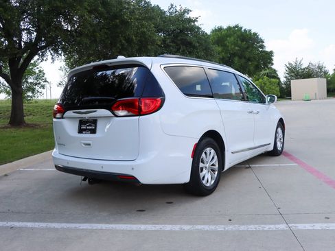 Used 2017 Chrysler Pacifica Touring-L FWD image 7
