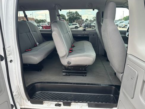 Used 2010 Ford E-350 and Econoline 350 XLT RWD image 12
