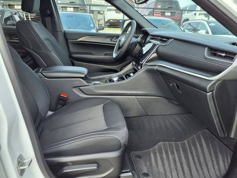 Used 2024 Jeep Grand Cherokee L Laredo RWD image 18
