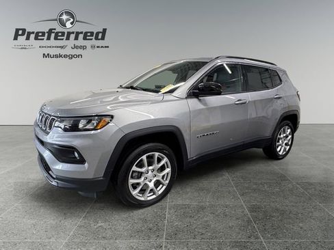 Used 2023 Jeep Compass Latitude image 10