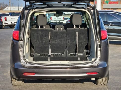 Used 2023 Chrysler Voyager LX image 15