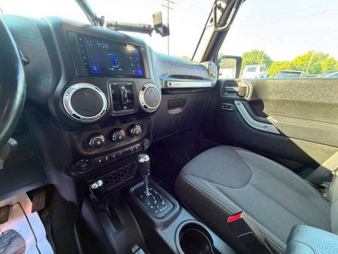 Used 2017 Jeep Wrangler Unlimited Rubicon w/ Cold Weather Group AWD/4WD image 19