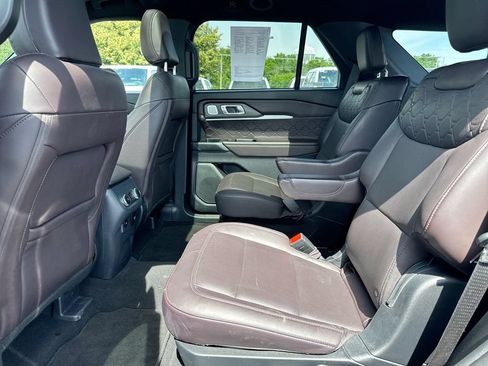 Used 2025 Ford Explorer Platinum w/ LUX Leather Package AWD/4WD image 24