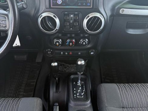 Used 2012 Jeep Wrangler Unlimited Rubicon AWD/4WD image 16