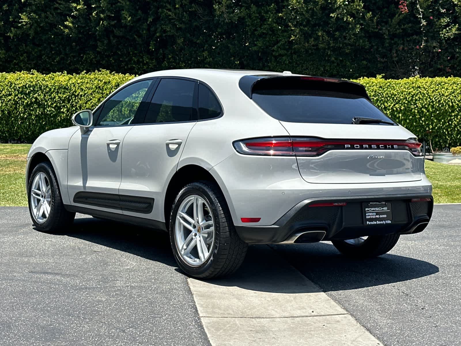 Certified 2025 Porsche Macan AWD/4WD image 3