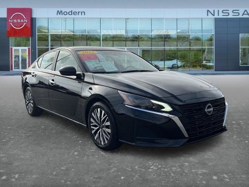 Certified 2025 Nissan Altima 2.5 SV FWD image 3