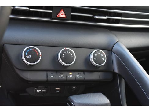 Used 2025 Hyundai Elantra SE image 23