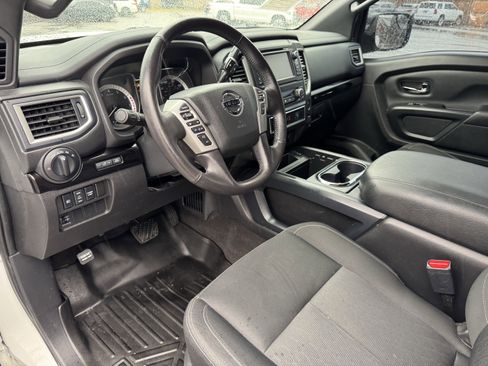 Used 2018 Nissan Titan SV w/ SV Convenience Package image 28