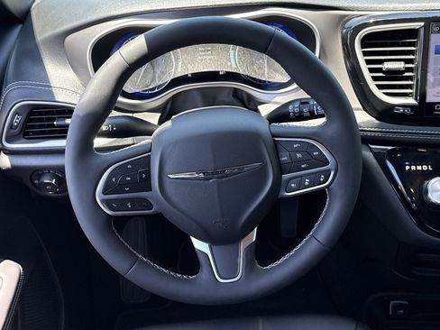 Used 2025 Chrysler Pacifica Select FWD image 17